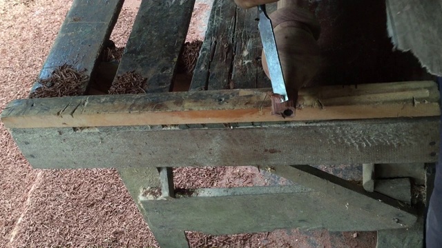 木匠用凿子和锤子工作视频素材
