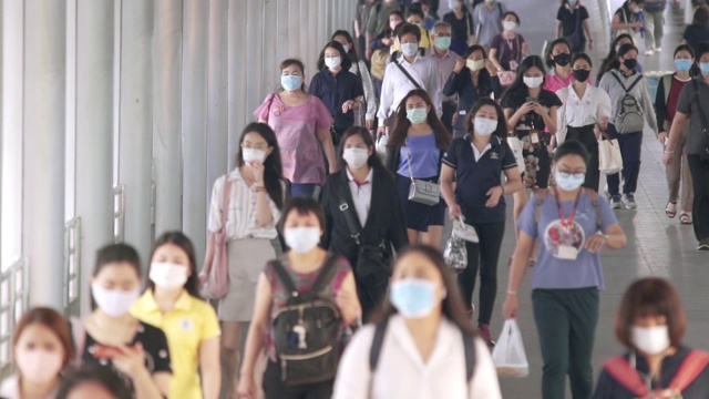 亚洲人在早高峰时间戴着防护面罩去曼谷上班，以预防冠状病毒或新冠病毒，以及空气中的微尘pm 2.5视频素材