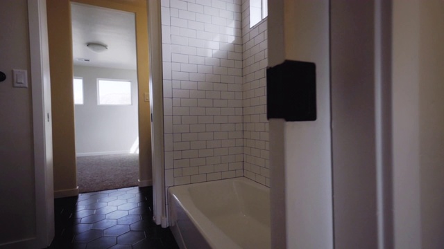 豪华主浴室在一个全新的家视频素材