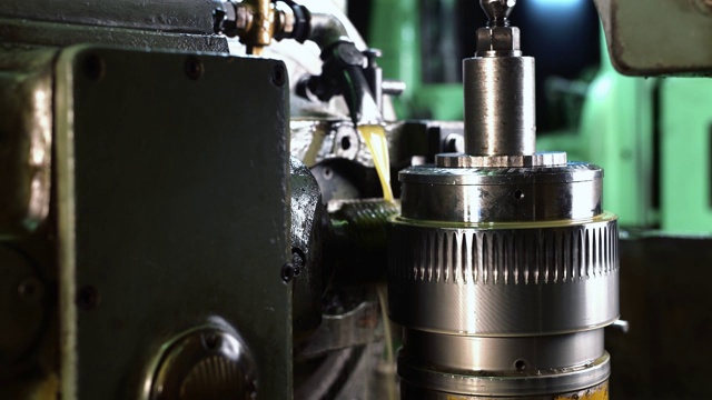 轧机对金属加工due oil机械在生产车间的看法视频素材