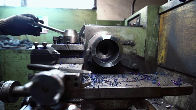 金属加工机械在生产车间录像视频素材