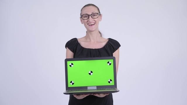 金发的快乐女商人展示手提电脑视频素材