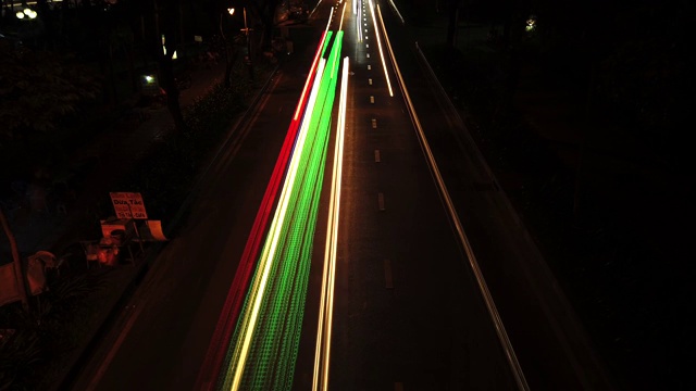 胡志明市/越南——2020年3月15日:胡志明市道路上夜间交通、汽车和摩托车的时间流逝。城市的生活方式。汽车前灯光线模糊。盘下来。视频下载