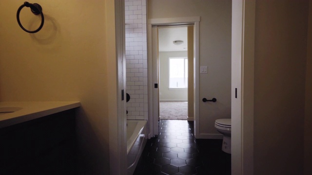 豪华主浴室在一个全新的家视频素材
