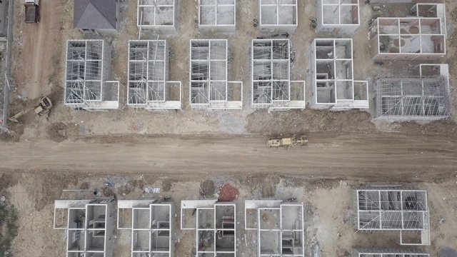 一架垂直无人机拍摄的架空平地机正在施工现场工作视频素材
