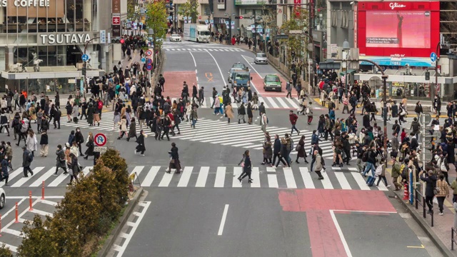 日本东京，涉谷穿过拥挤人群的街道视频素材