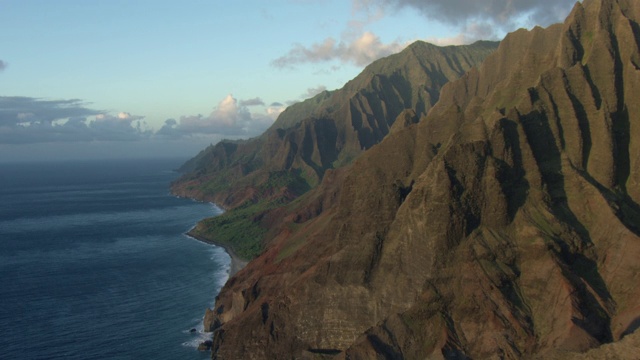 鸟瞰图陡峭的悬崖上的纳帕里海岸考艾岛，夏威夷，美国。视频下载
