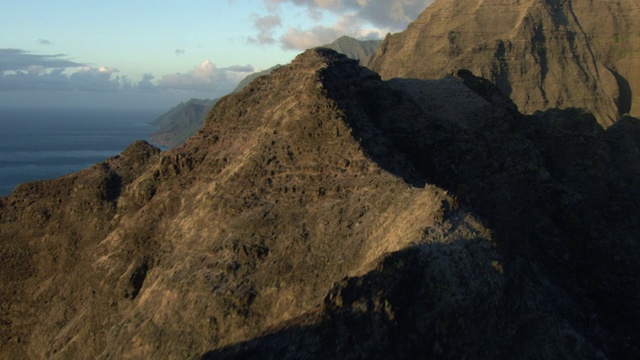 鸟瞰图崎岖悬崖上的纳帕利海岸在考艾岛，夏威夷，美国。视频下载