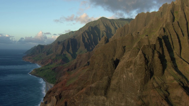 鸟瞰图锯齿悬崖上的纳帕利海岸在考艾岛，夏威夷，美国。视频下载
