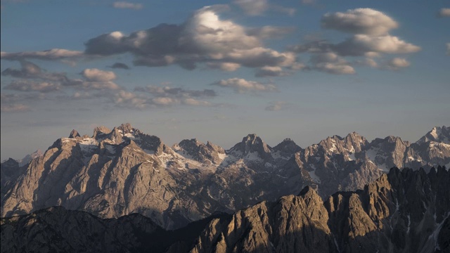 在夏季的三峰白云石阿尔卑斯山脉的时间流逝，在下午与移动的云，意大利南蒂罗尔视频下载