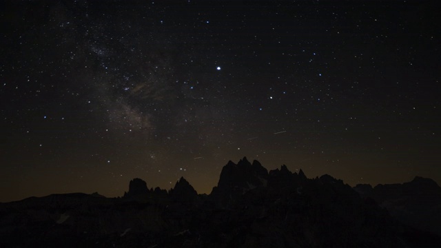 时间流逝的银河和夜空与星星在白云石阿尔卑斯山在夏季，南蒂罗尔意大利视频素材