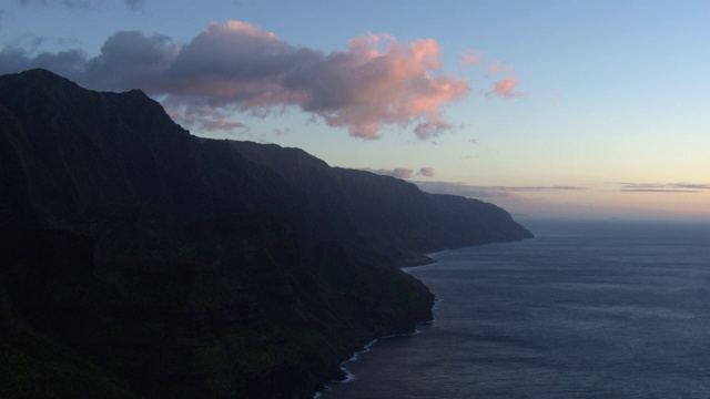 鸟瞰图的那帕里海岸线在考艾岛日落，夏威夷，美国。视频下载