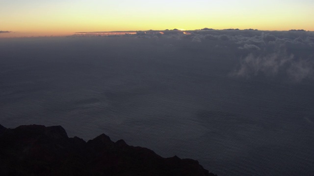 鸟瞰图通过云纳帕里海岸国家公园在考艾岛，夏威夷，美国。视频下载