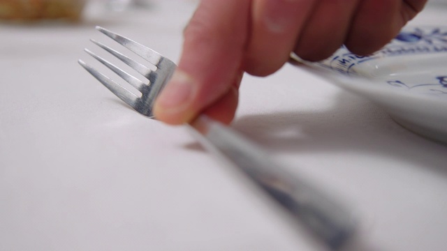 一个男人在烹饪课上布置餐桌的特写视频下载