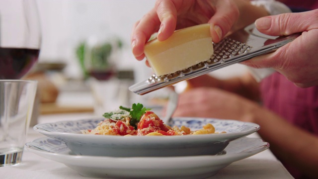 往意大利面里加奶酪的女人视频下载