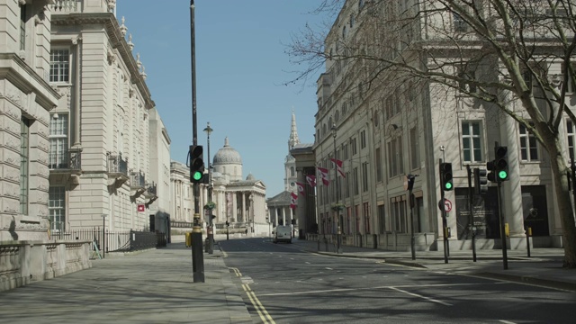 在冠状病毒大流行期间，封锁伦敦，通往特拉法加广场的道路空无一人视频下载
