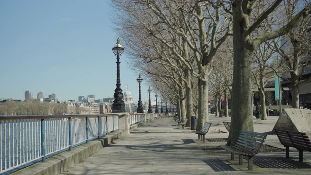 封锁伦敦，在冠状病毒大流行期间清空河堤，没有人视频素材