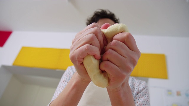 女厨师用手揉面团视频素材