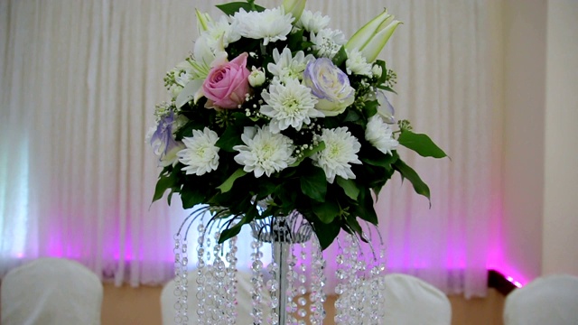 奢华的婚礼和桌上美丽的鲜花视频素材