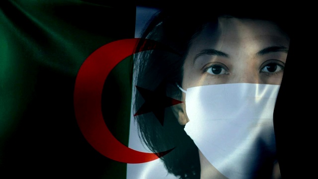 在阿尔及利亚国旗上戴着面罩的妇女。保护病毒和感染。视频下载