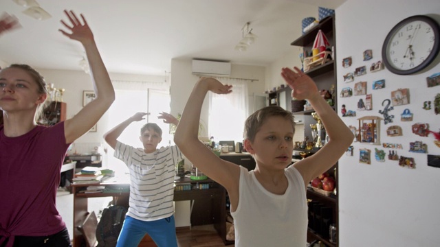 2019冠状病毒病大流行期间，孩子们在家锻炼视频素材