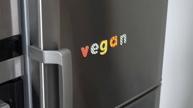 冰箱门上印着“vegan(素食主义者)”的磁性字母视频下载