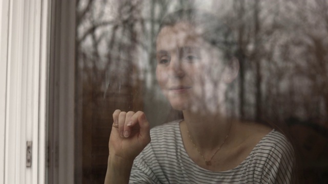 男孩在外面透过玻璃窗看着被隔离的母亲做心脏标记视频下载