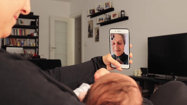 被隔离在家的祖母和她的孙女聊天视频下载