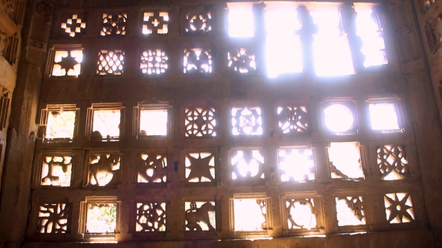 在印度古吉拉特邦阿巴布尔的波罗森林的耆那教寺庙的窗户视频下载