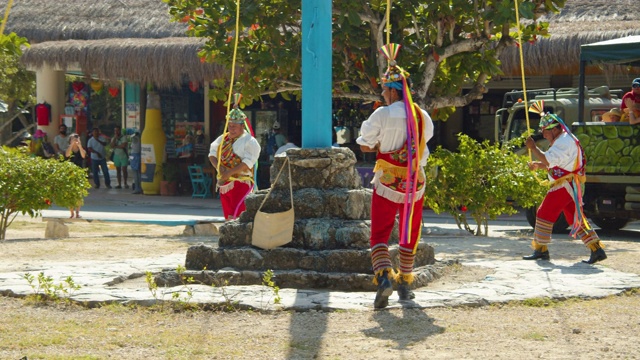墨西哥的传统。男人们吊在一根高柱子上旋转着到达地板视频下载
