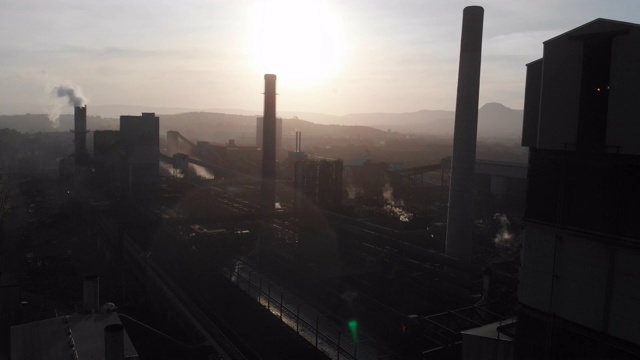 有烟囱向大气排放污染或蒸汽的工厂视频下载
