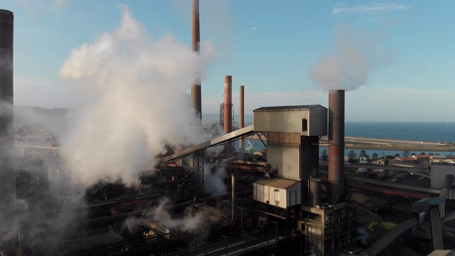 有烟囱向大气排放污染或蒸汽的工厂视频素材