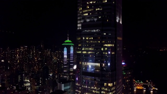航拍的城市摩天大楼对天空，无人机上升夜间-香港，中国视频素材