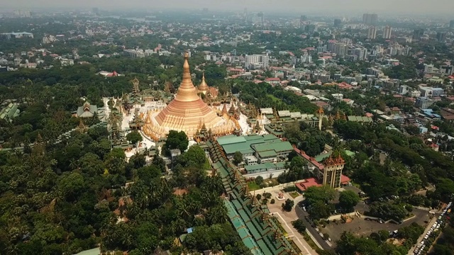 在阳光明媚的一天，无人机飞过城市景观-仰光，缅甸视频下载