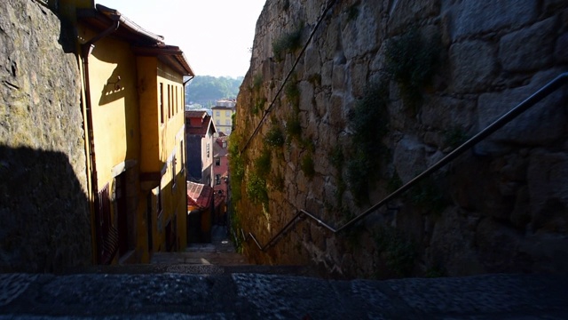 阳光明媚的一天，葡萄牙波尔图，在城市住宅结构中的台阶视频素材