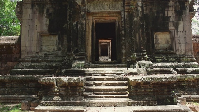 晴朗的一天，柬埔寨暹粒，著名的印度古庙入口处的石阶视频下载