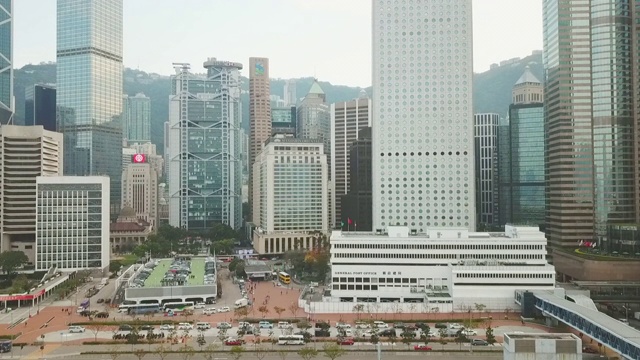 航拍的车辆在街道上的建筑物，无人机上升在交通-香港，中国视频素材