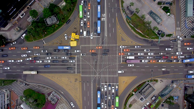 韩国首尔江南区江南站江南大道十字路口的交通状况视频下载
