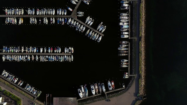 航拍在阳光明媚的一天停泊在海港的船只，无人机向前飞行在海上船只-哥本哈根，丹麦视频下载
