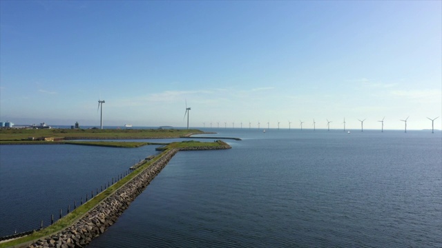 航拍的风力涡轮机在海上对晴朗的一天，无人机飞向地平线-哥本哈根，丹麦视频素材