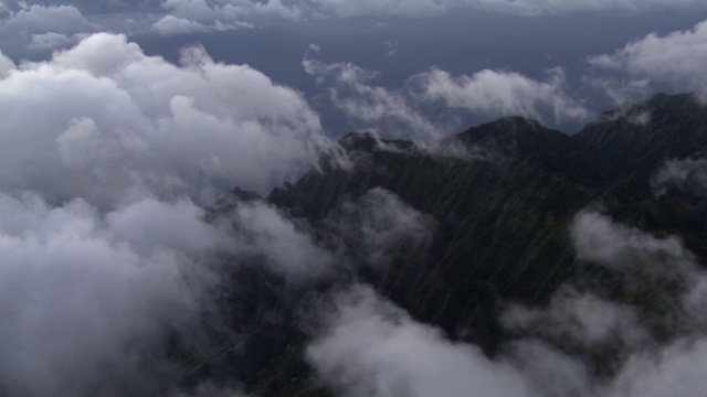 美国夏威夷，考艾岛，纳帕利海岸国家公园卡拉劳山谷上空的云层鸟瞰图。视频下载