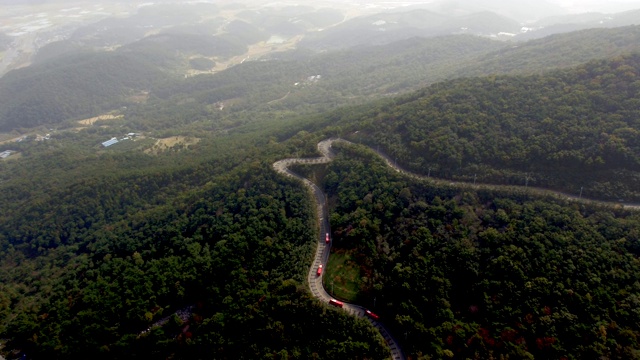 韩国庆尚南道三清郡山路上的快车视频素材