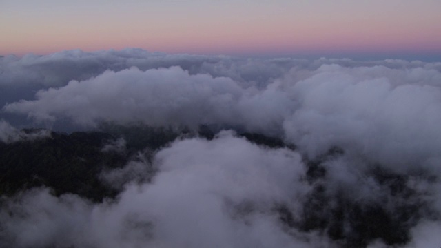 鸟瞰图在日落的纳帕利海岸国家公园上空，考艾岛，夏威夷，美国。视频下载
