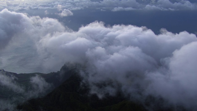 美国夏威夷，考艾岛，纳帕利海岸国家公园卡拉劳山谷上空的云层鸟瞰图。视频下载