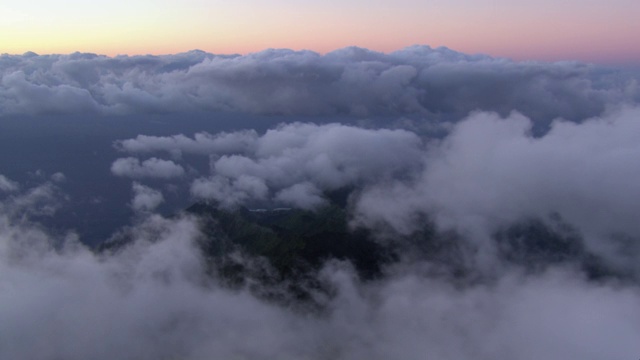 在美国夏威夷考艾岛的那帕里海岸国家公园上空移动的云的鸟瞰图。视频下载