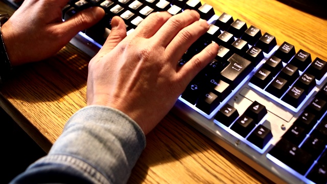 特写手在键盘上打字视频素材