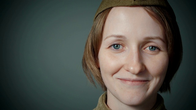 穿着苏联红军制服的年轻女子视频下载