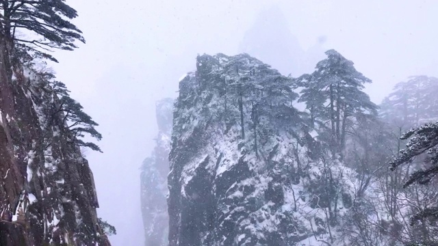 黄山罕见降雪，是联合国教科文组织世界遗产，冬季大雪景区视频素材