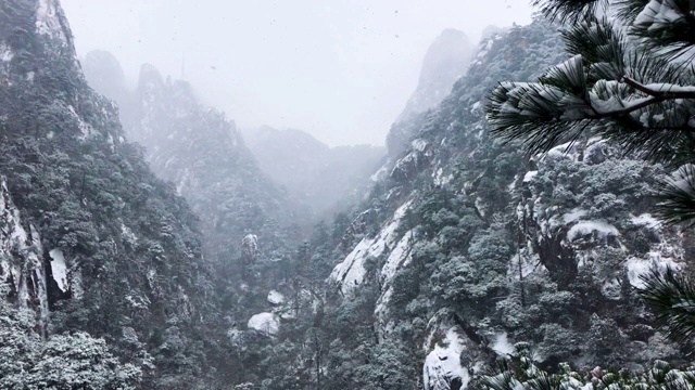 黄山罕见降雪，是联合国教科文组织世界遗产，冬季大雪景区视频素材