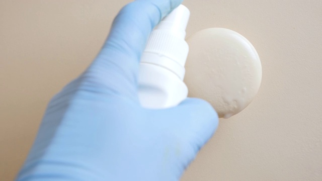 使用抗菌湿纸巾消毒房间门把手的医疗手套的近距离观察。清洁和消毒门把手。细菌、细菌、Covid-19、SARS、冠状病毒、大流行背景视频下载